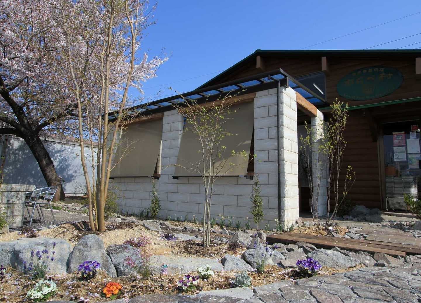 既製品のテラス屋根とモルタル造形の壁