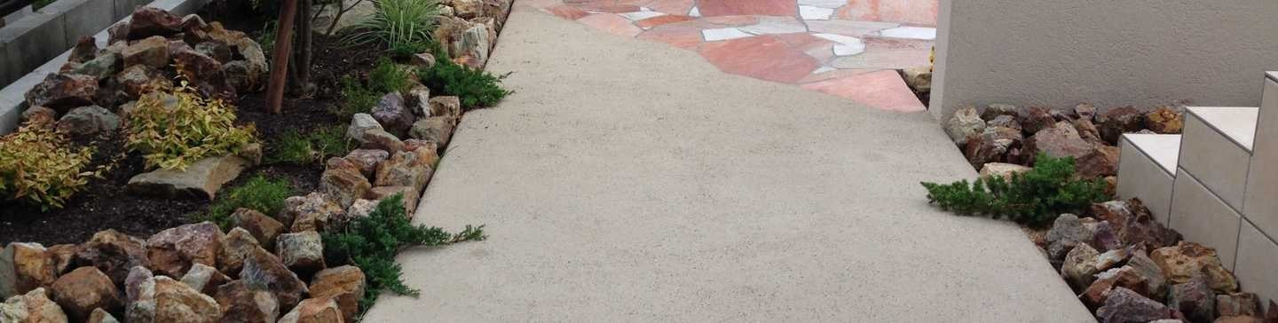 天然の土を固めたアプローチ