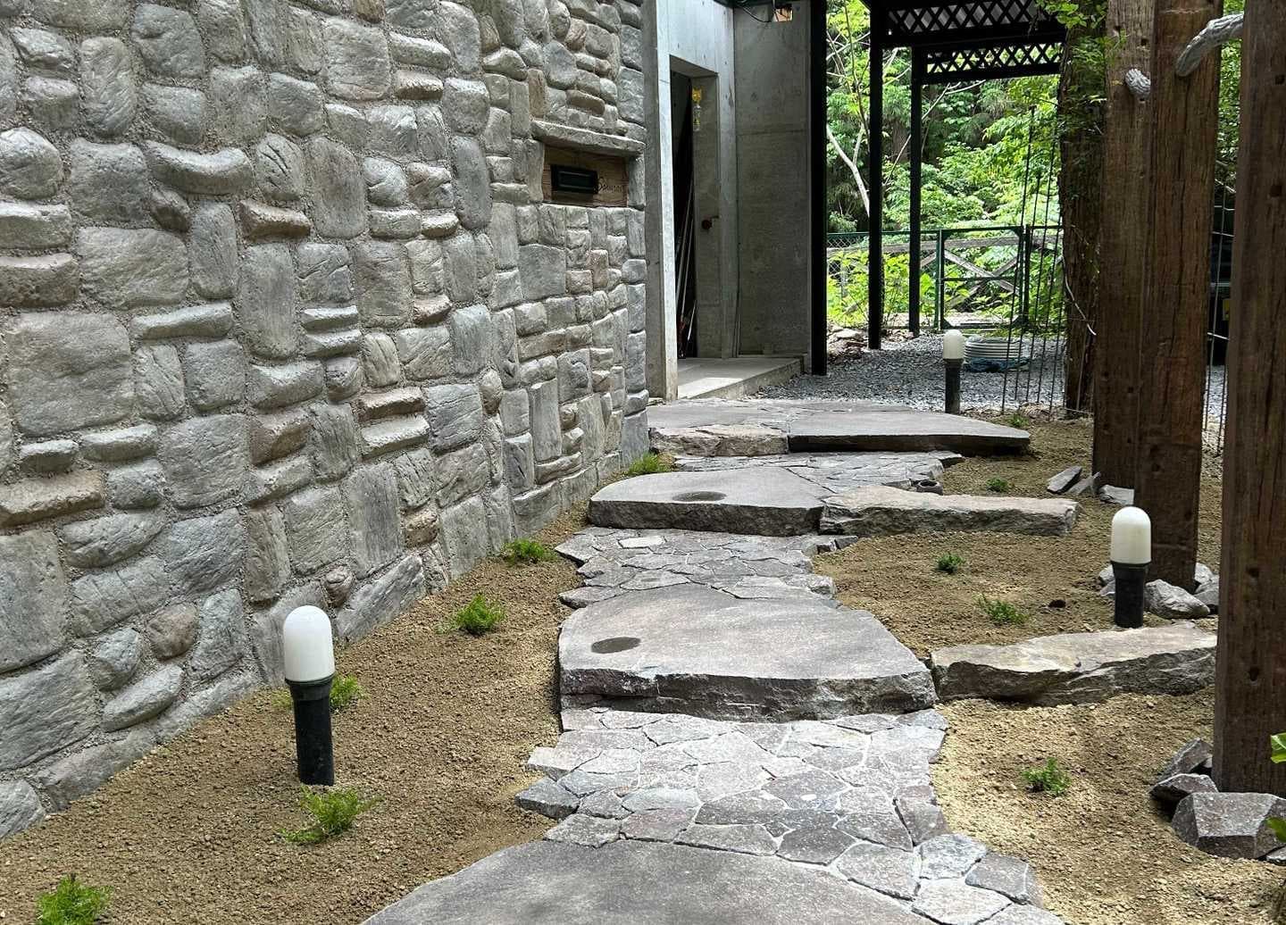 諏訪鉄平石のアプローチ