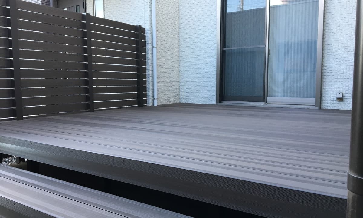 木目調樹脂デッキ