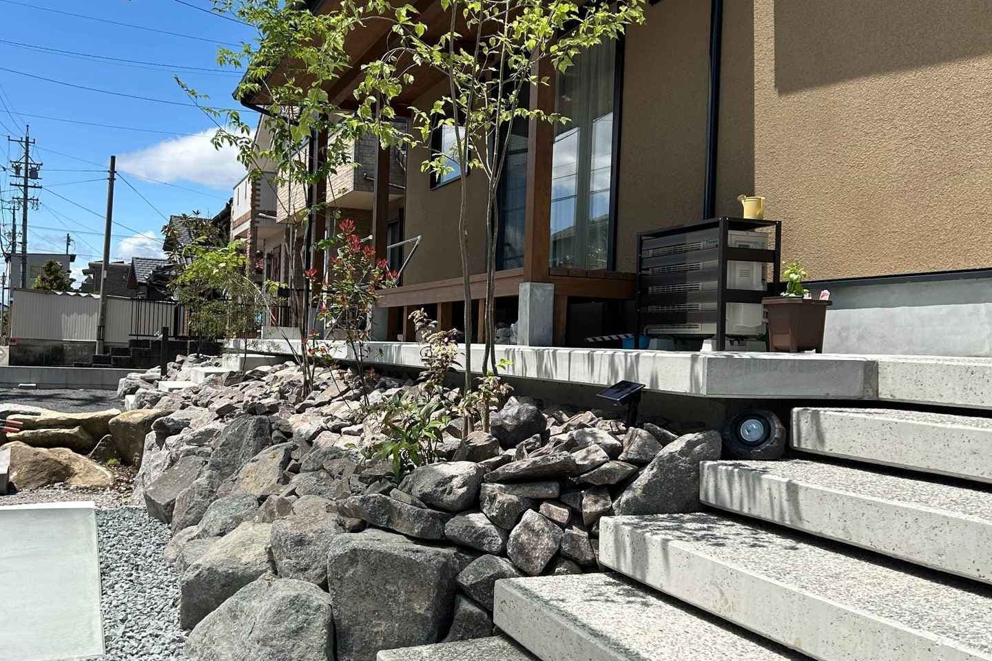 自然石の土留めとコンクリート階段