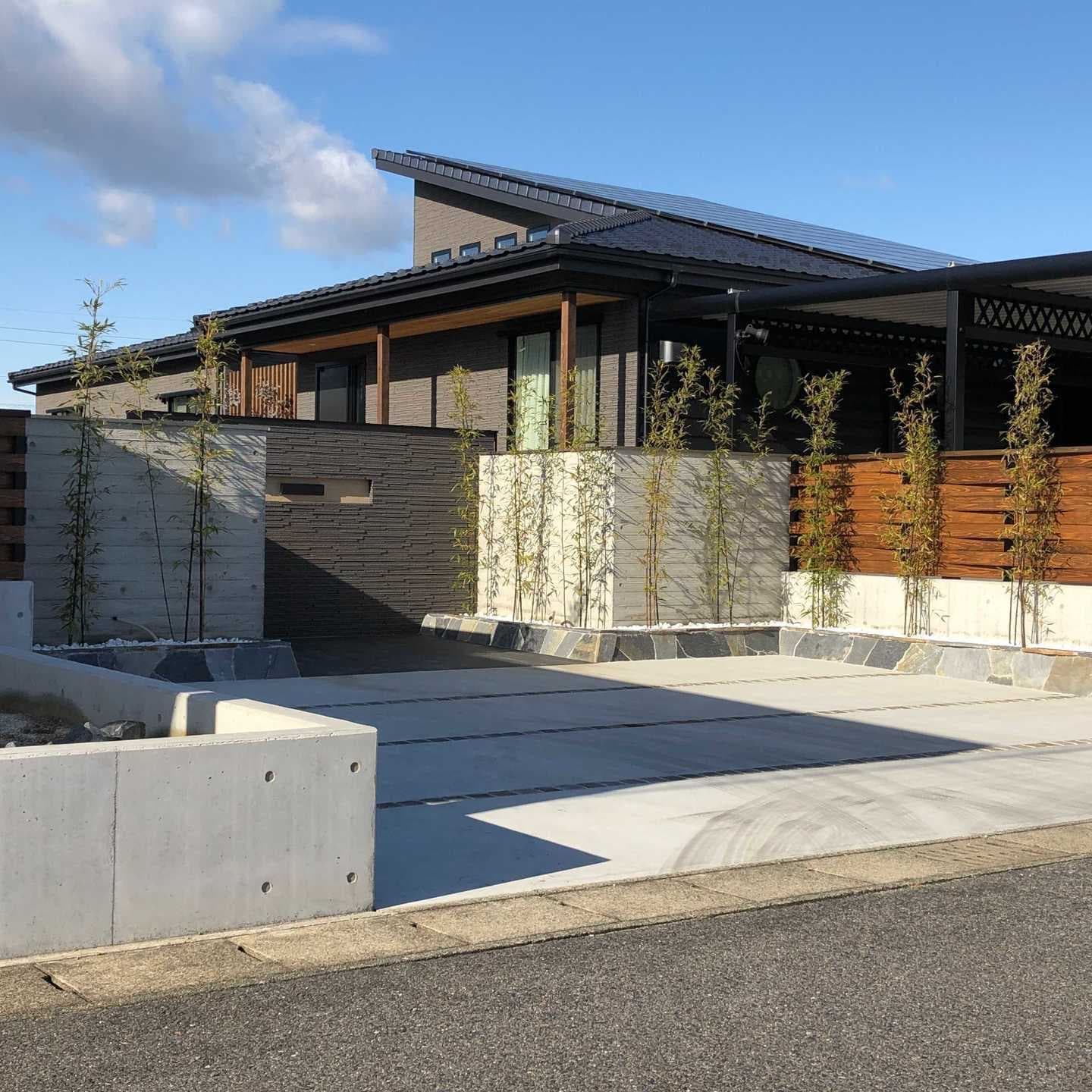 コンクリート打ち放しとボーダータイル貼りの門まわり