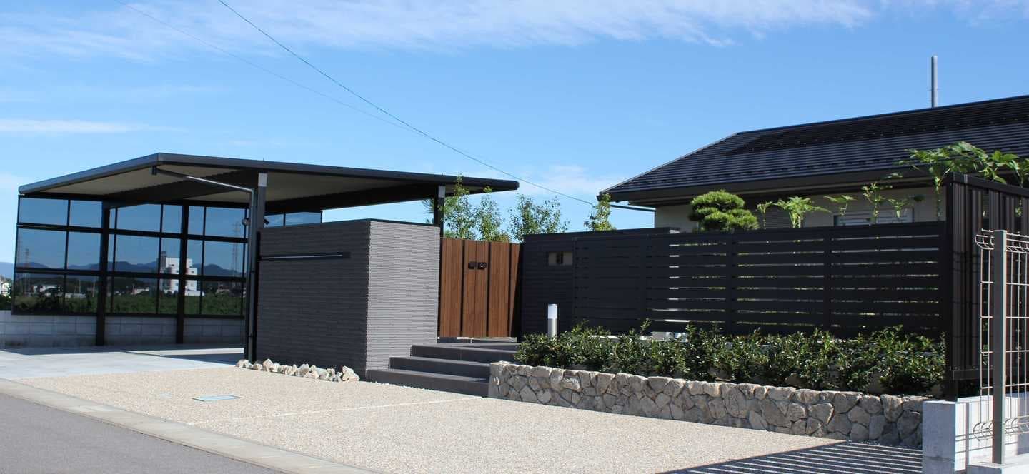 タイル貼りの門まわりと自然石積の花壇