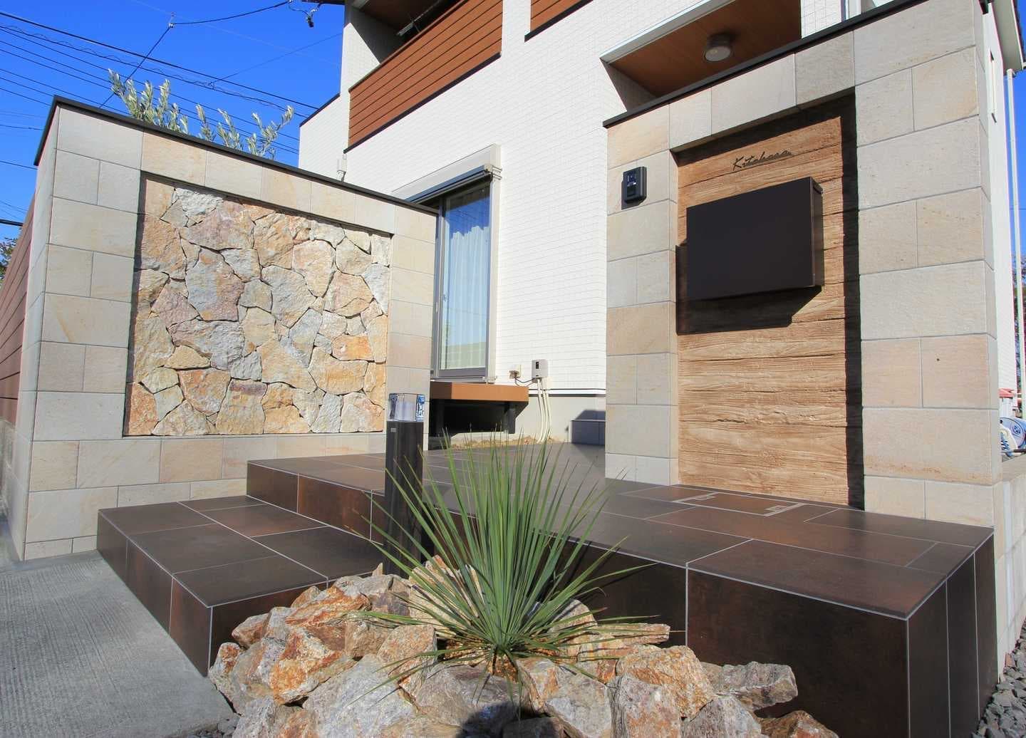 タイル貼りと石貼りの門まわり