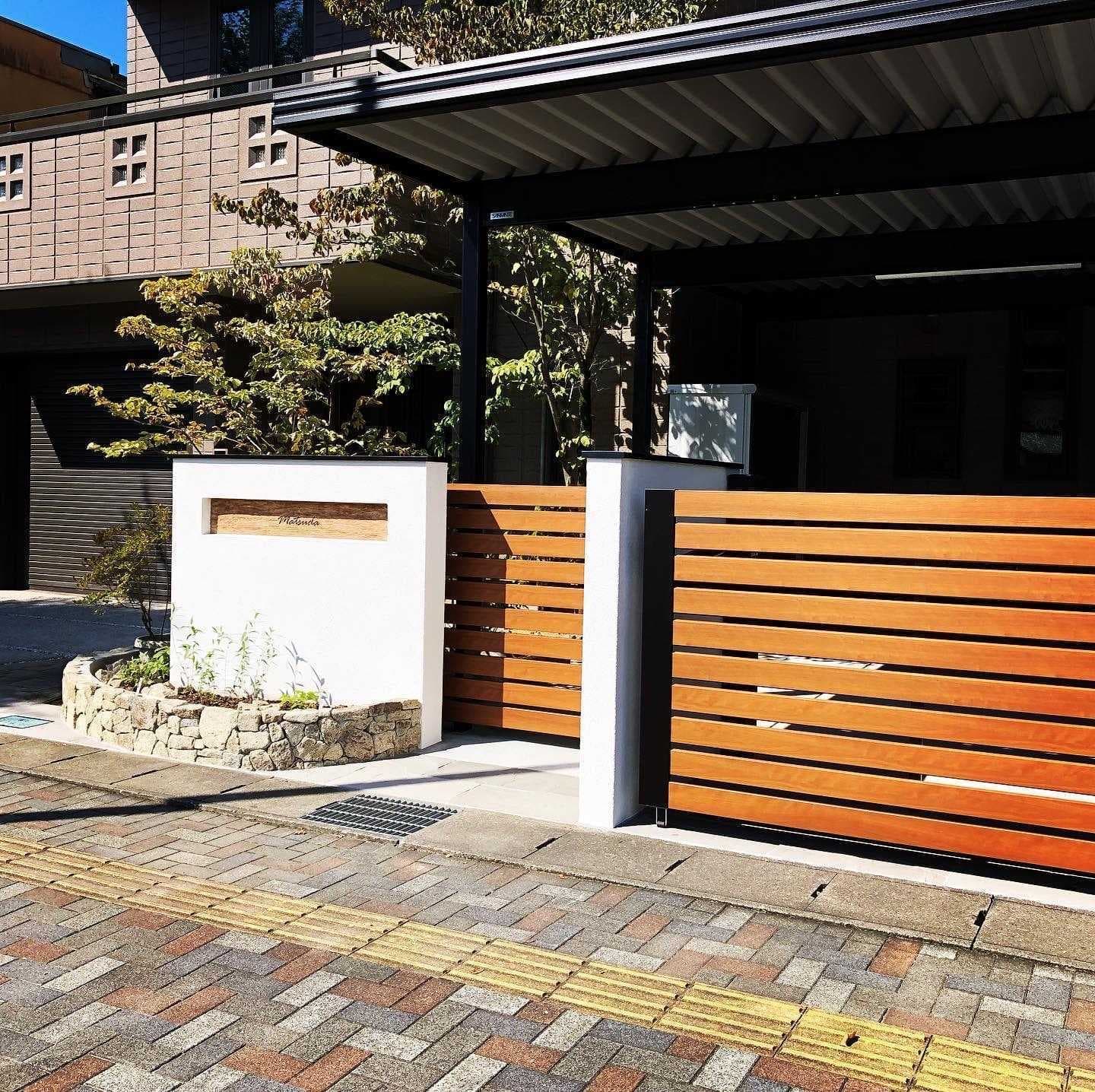 石積の花壇とジョリパット仕上げの門まわり