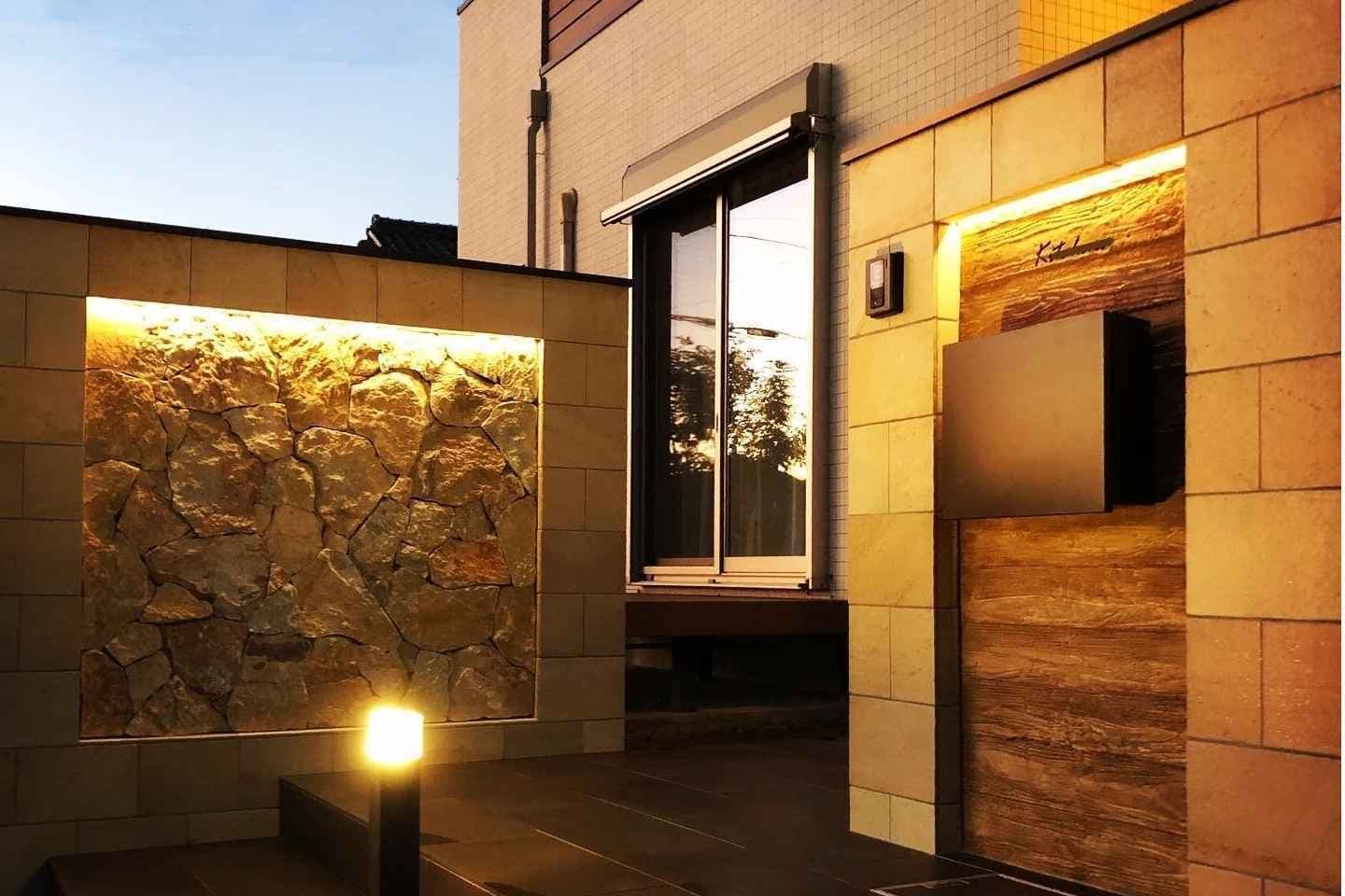 タイル貼りと石貼りの門まわりとライトアップ