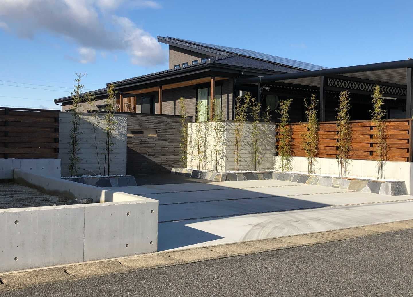 タイル貼りとコンクリート打ち放しで構成されたファサード