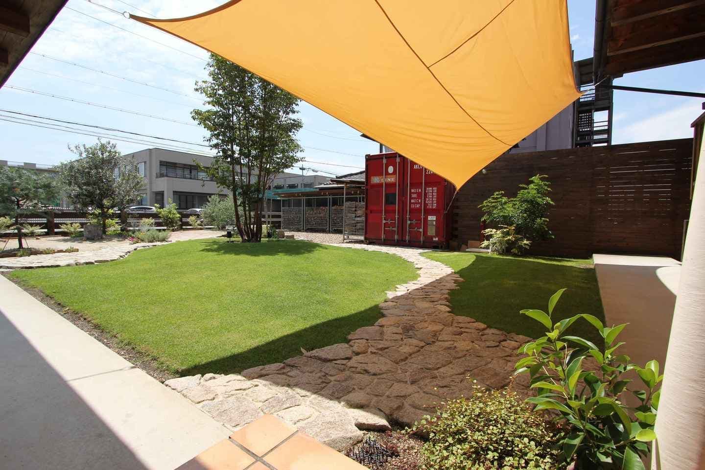 タイル貼りとコンクリート打ち放しの門まわり