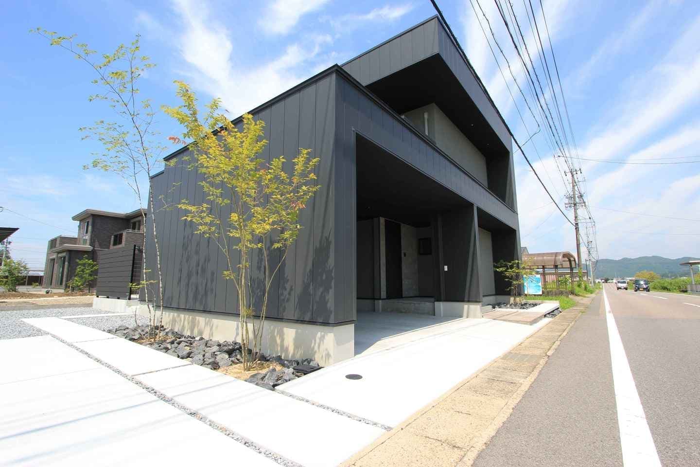 自然石の土留めとアプローチ