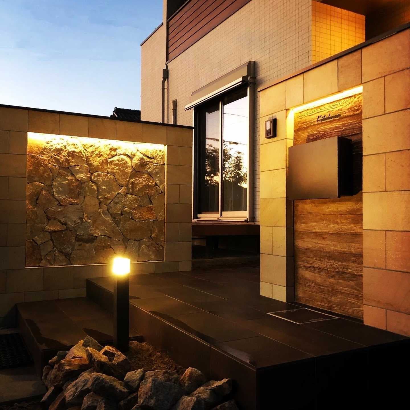 石貼りとタイル貼りの門まわりとライトアップ