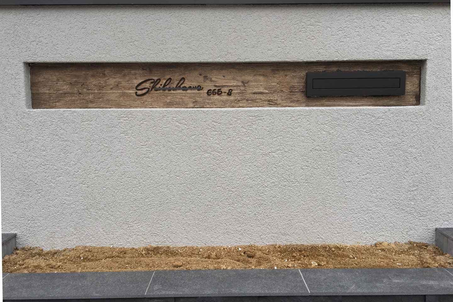 ジョリパット仕上げとモルタル造形仕上げの門柱