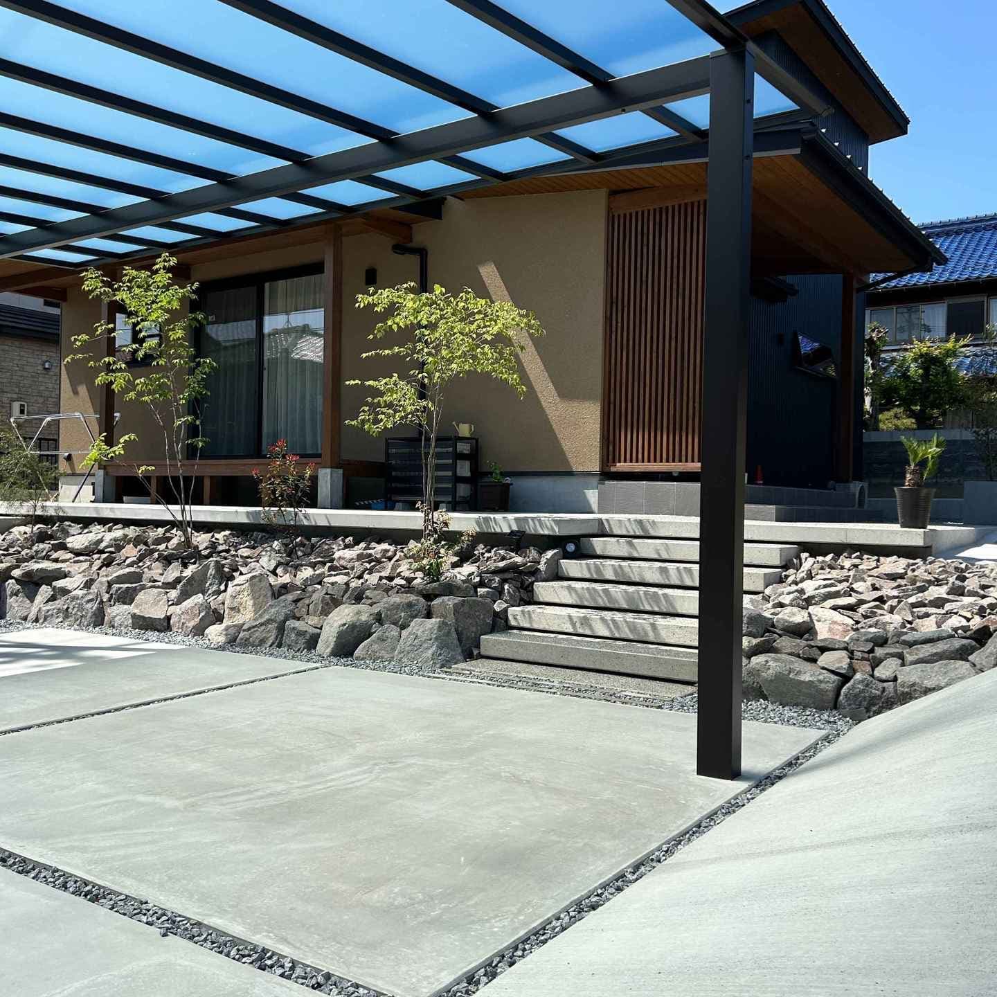 駐車スペースから見た自然石の土留め