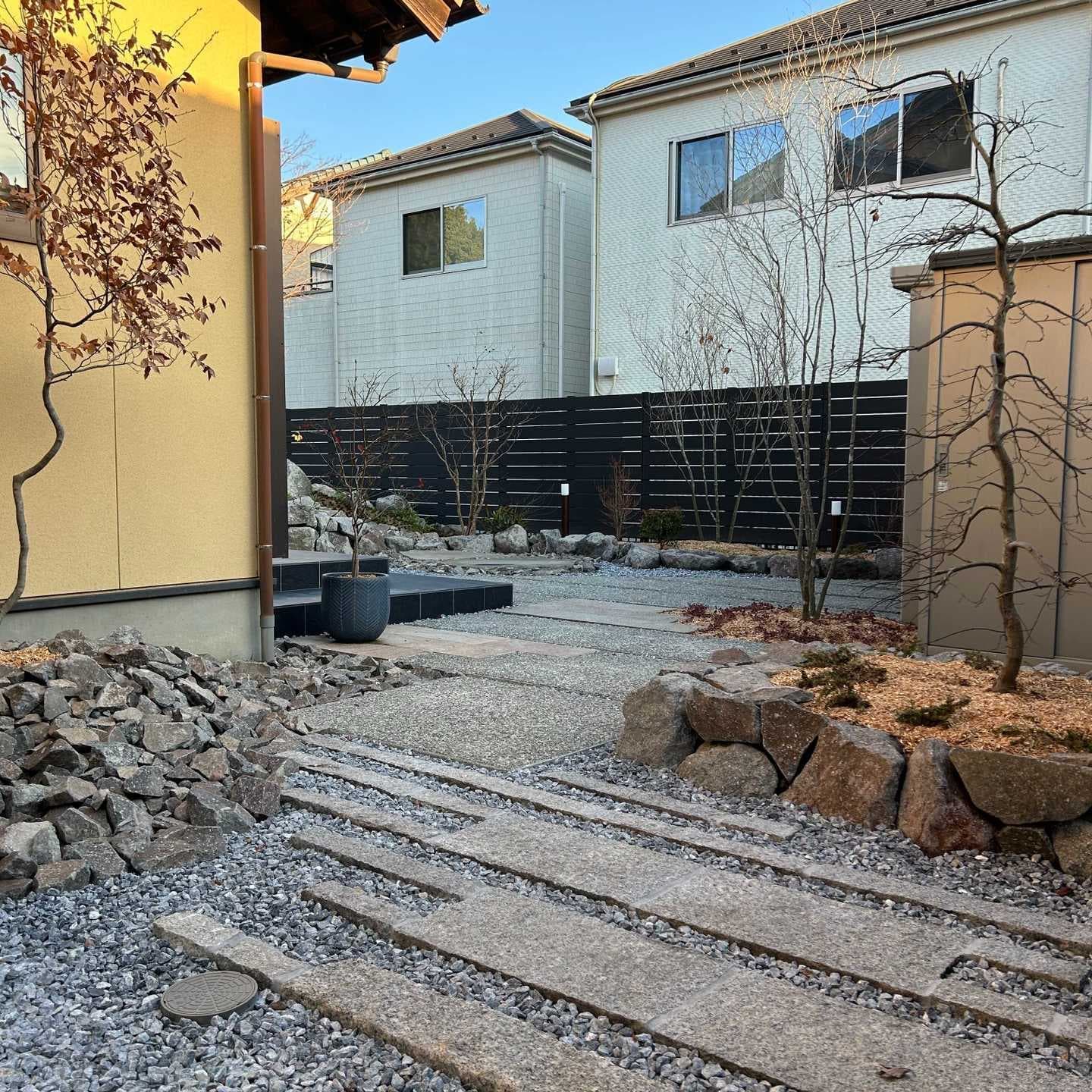 石貼りと割栗石でデザインされたエントランスとシロモジ